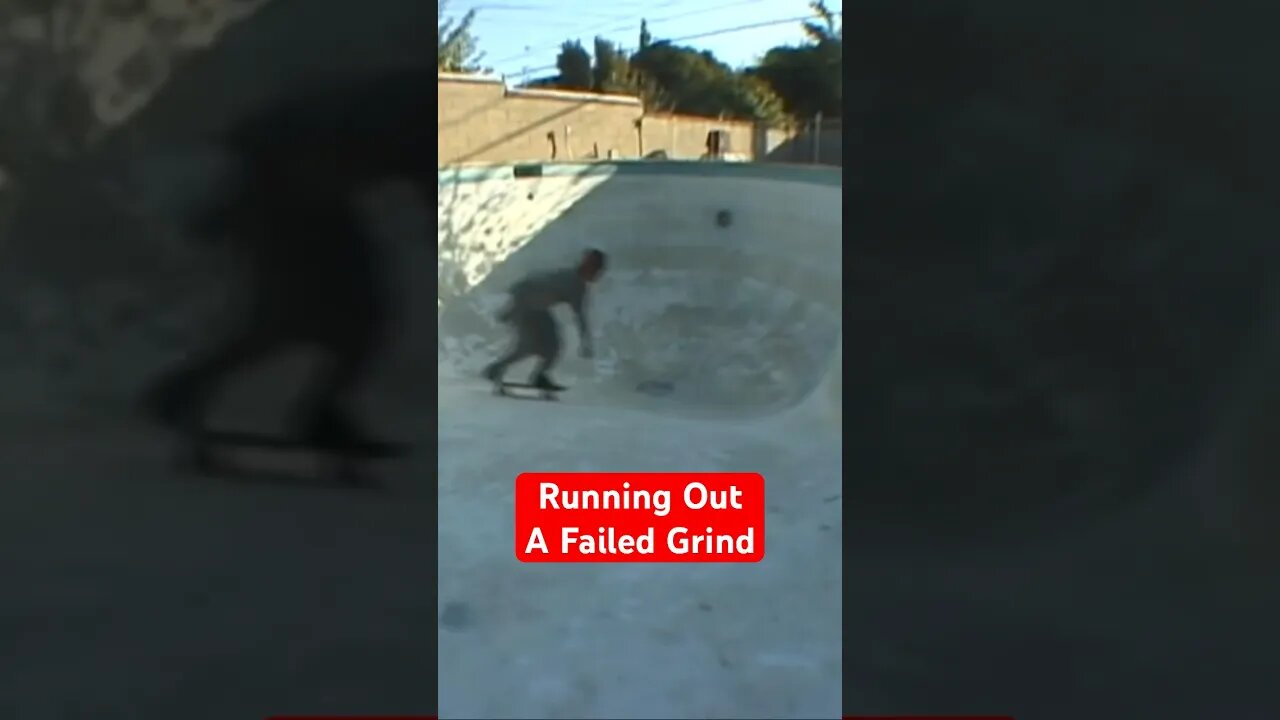 How to BAIL a FRONTSIDE GRIND IN A POOL #poolskateboarding #poolskating #skateboarding #tobyburger