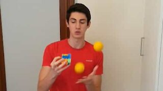 Jovem resolve um cubo de Rubik enquanto faz malabarismo e diz o Pi