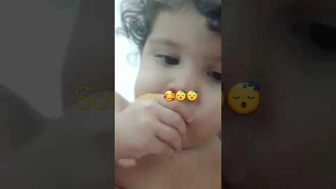 uma bebê com muito sono ksaksa