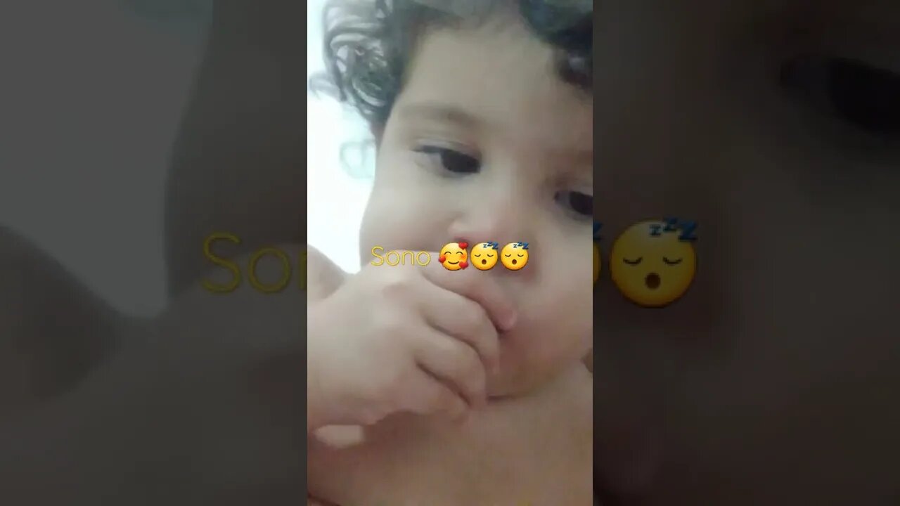uma bebê com muito sono ksaksa
