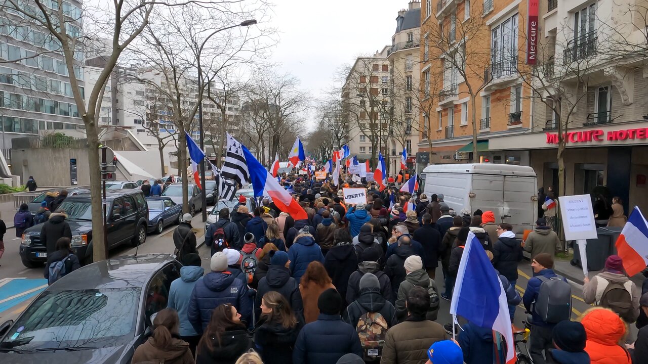 Manifestation contre le pass vaccinal et sanitaire place de Barcelone à Paris le 22/01/2022 Vidéo 2