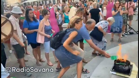 Italy: Vaxxed people burning "passports" in solidarity with discriminated ones