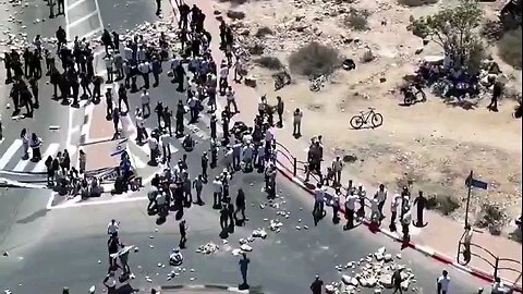 مشاهد جوية لاعتراض مستوطنين إسرائيليين شاحنات محمّلة بالمساعدات كانت في طريقها إلى قطاع غزة..