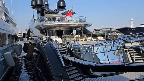 Trio of Bugatti Chiron, Urus and G63 AMG next to a nice yacht in Monaco 😅 [4k]