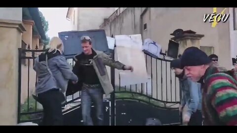 🇫🇷 FRENCH CITIZENS AGAINST MANDATES SMASH THEIR TELEVISIONS IN FRONT OF A POLITICIANS HOUSE 🔥