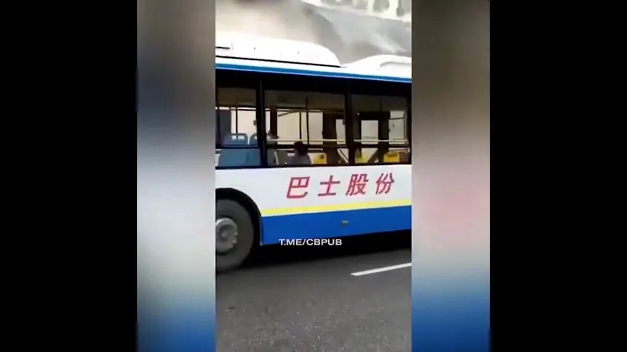 陕西西安市街头拍摄到的恐怖瞬间，一座600年古建筑的20米高的外城墙突然倒塌。一辆公共汽车、三辆小轿车损坏，4名行人受伤。据悉，是连日大雨造成的。发生在2020年8月8日。