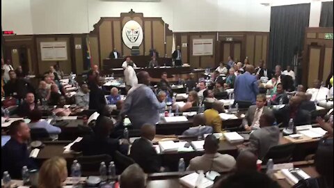 UPDATE 2 - Eight hours of disruption and screaming at Nelson Mandela Bay council meeting (PhK)