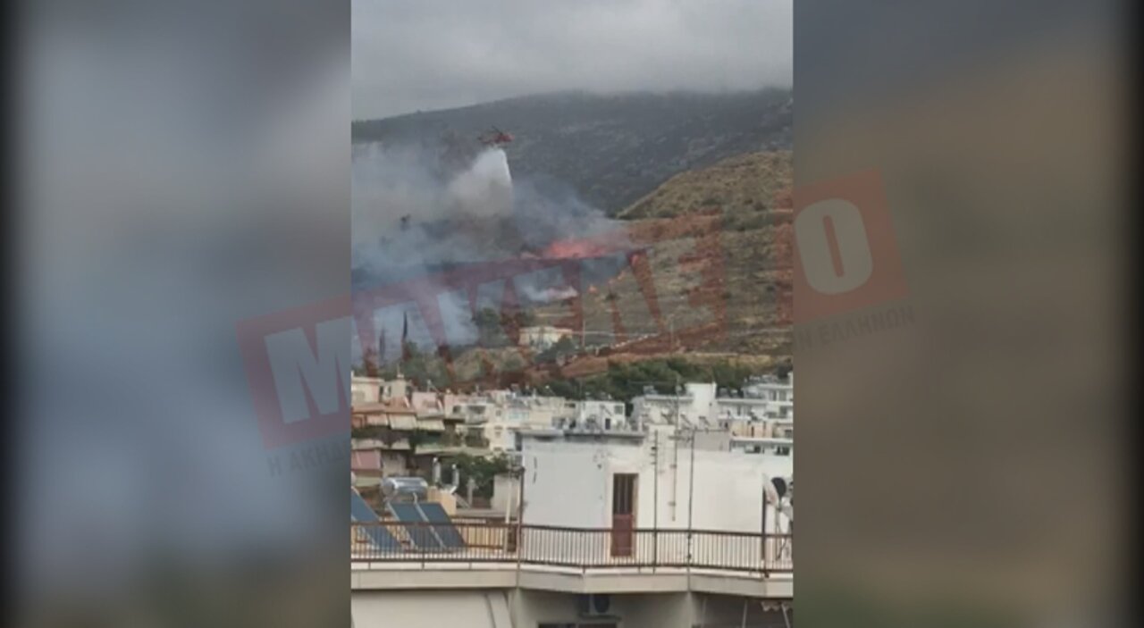 Μεγάλη φωτιά στον Καρέα δίπλα από τα σπίτια