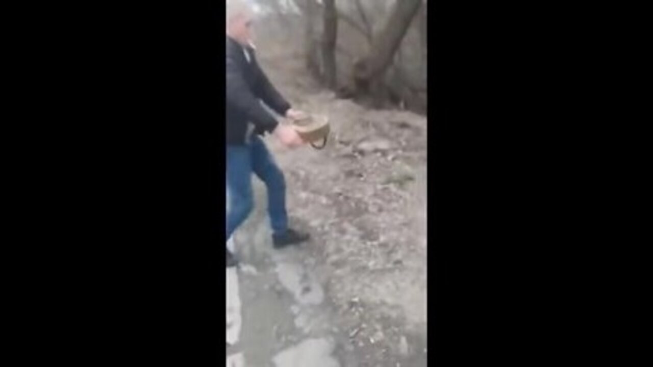 🔴 Russian War In Ukraine - Ukrainian Civilian Removes Landmine From Road Without Any Fear