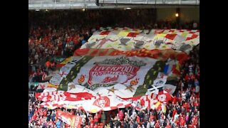 Torcedores do Liverpool se unem para cantar hino do clube