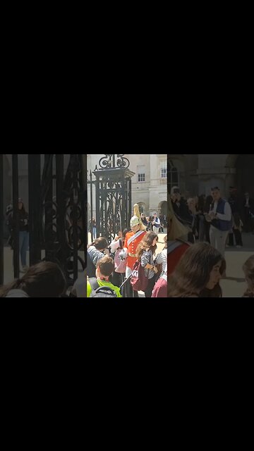 Pushing past the tourist #horseguardsparade