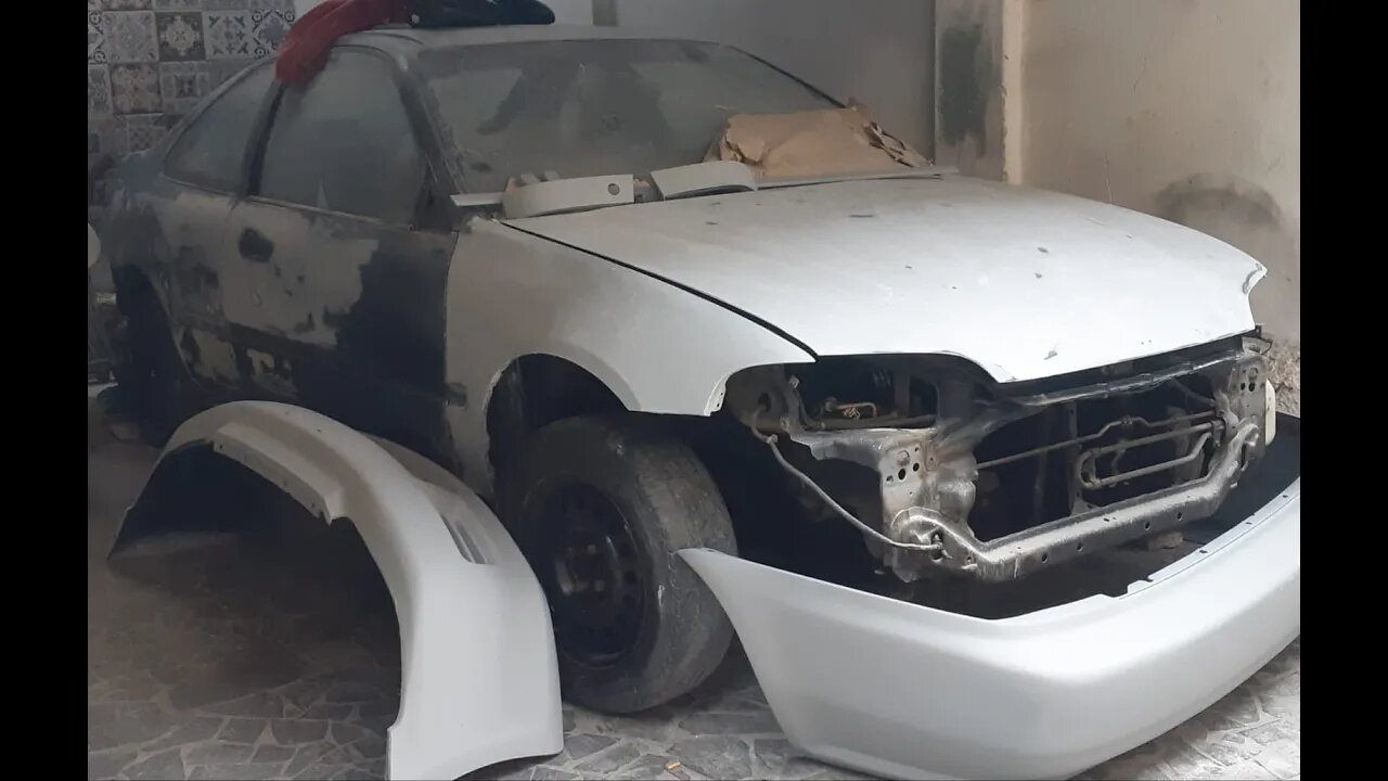 Pintura automotiva em casa, fundo de quintal.
