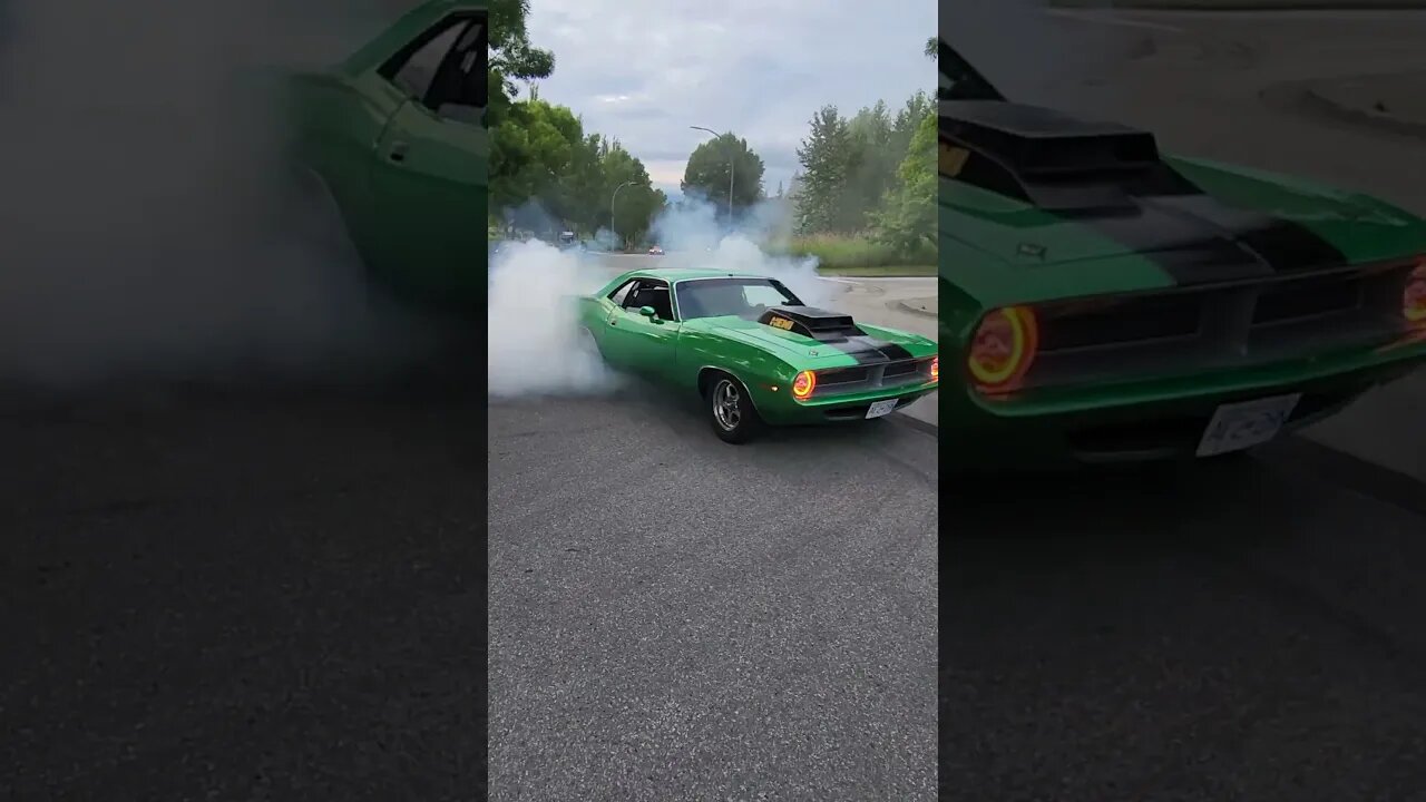 Hemi Cuda Does Crazy Burn out on street !!!