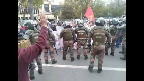 Patriotas frente al congreso son atacados por orcos que debieron ser reprimidos por carabineros.