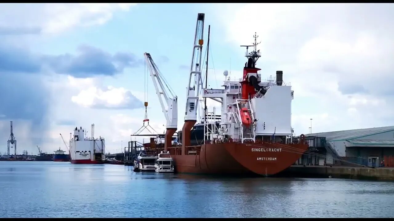 How to load a super yacht on a ship time-lapse this weekend Southampton docks