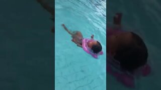 MINHA PRIMEIRA VEZ NA PISCINA COM O MEU PAPAI #piscina #natação #infantil #viral #memes #shorts