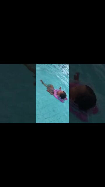 MINHA PRIMEIRA VEZ NA PISCINA COM O MEU PAPAI #piscina #natação #infantil #viral #memes #shorts