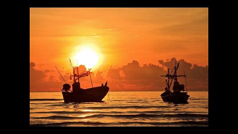 Relax & chill with today’s oceanfront sunrise & boat ! 🌞🛥