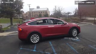 Carro com tecnologia de ponta dança ao som de música de Natal