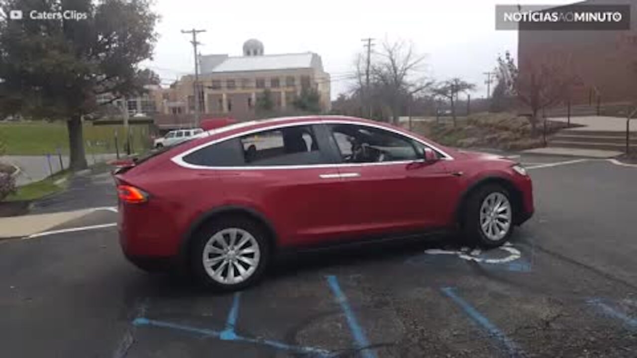 Carro com tecnologia de ponta dança ao som de música de Natal