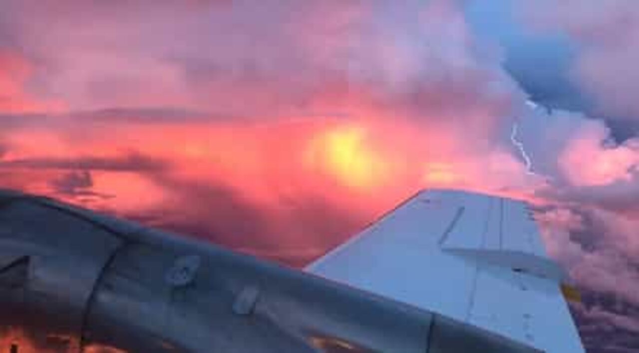 Impressionante pôr do sol é registrado de aeronave durante tempestade