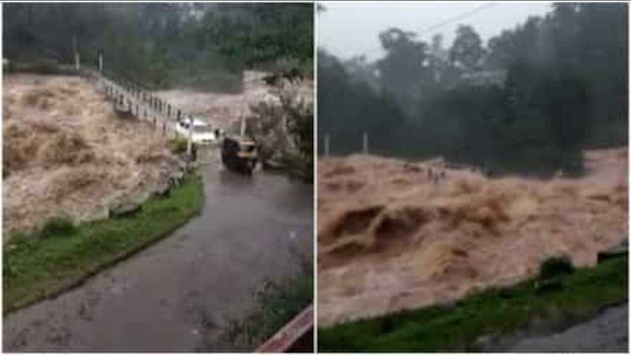 Alluvioni sommergono un ponte in India