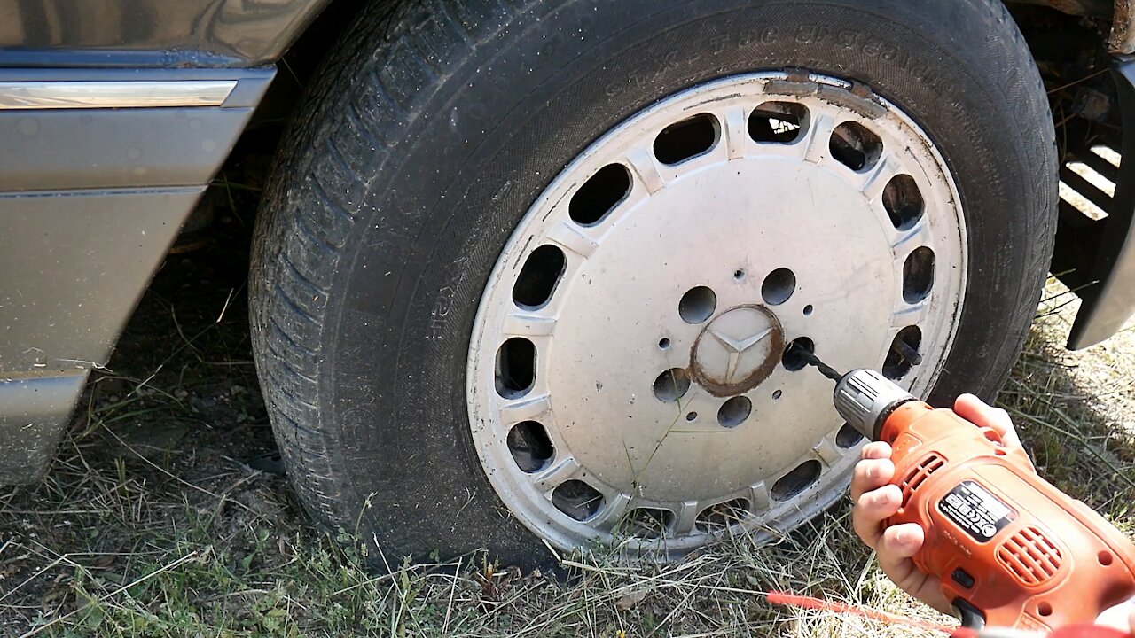 Mercedes W124 - Cómo sacar tornillo de llanta si esta roto tutorial