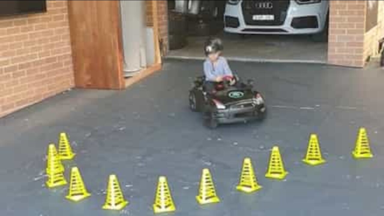 Velocidade mini furiosa! Conheça o menino perito em derrapagens