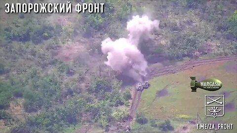 Russian artillerymen attack armor in Pyatikhatki