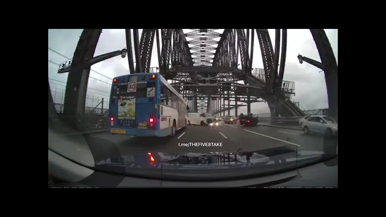 Sydney🚨 HEAVY car crash caught on dash cam on Sydney’s harbour bridge!!! 😱 #sydneyharbourbridge