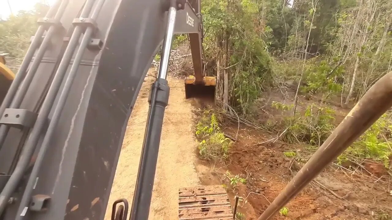 Estourando represa pra fazer reforma com escavadeira Jonh Deere 210GLC-13