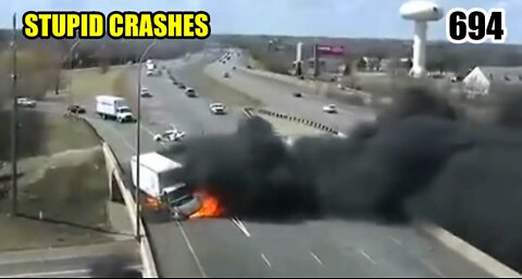 Stupid driving mistakes 694 (April 2022 English subtitles)