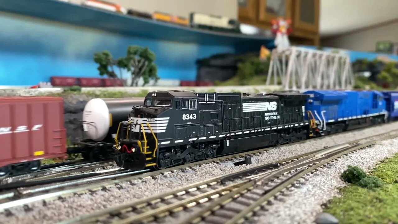 Pre-Review Run: N Scale Atlas Dash 8-40CW