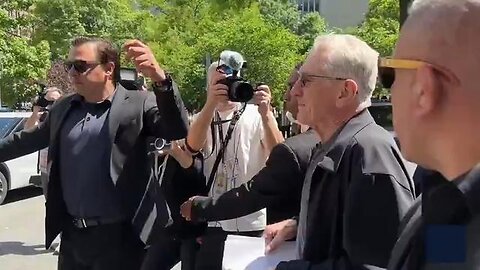 Hahahahaha.. Punk Ass Robert De Niro Runs Away From New Yorkers Fed Up With His Trump Derangement BS
