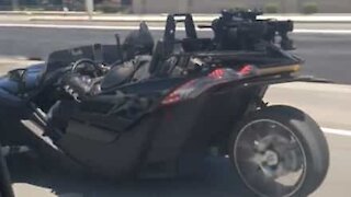 Batman circula em autoestrada no seu Batmobile