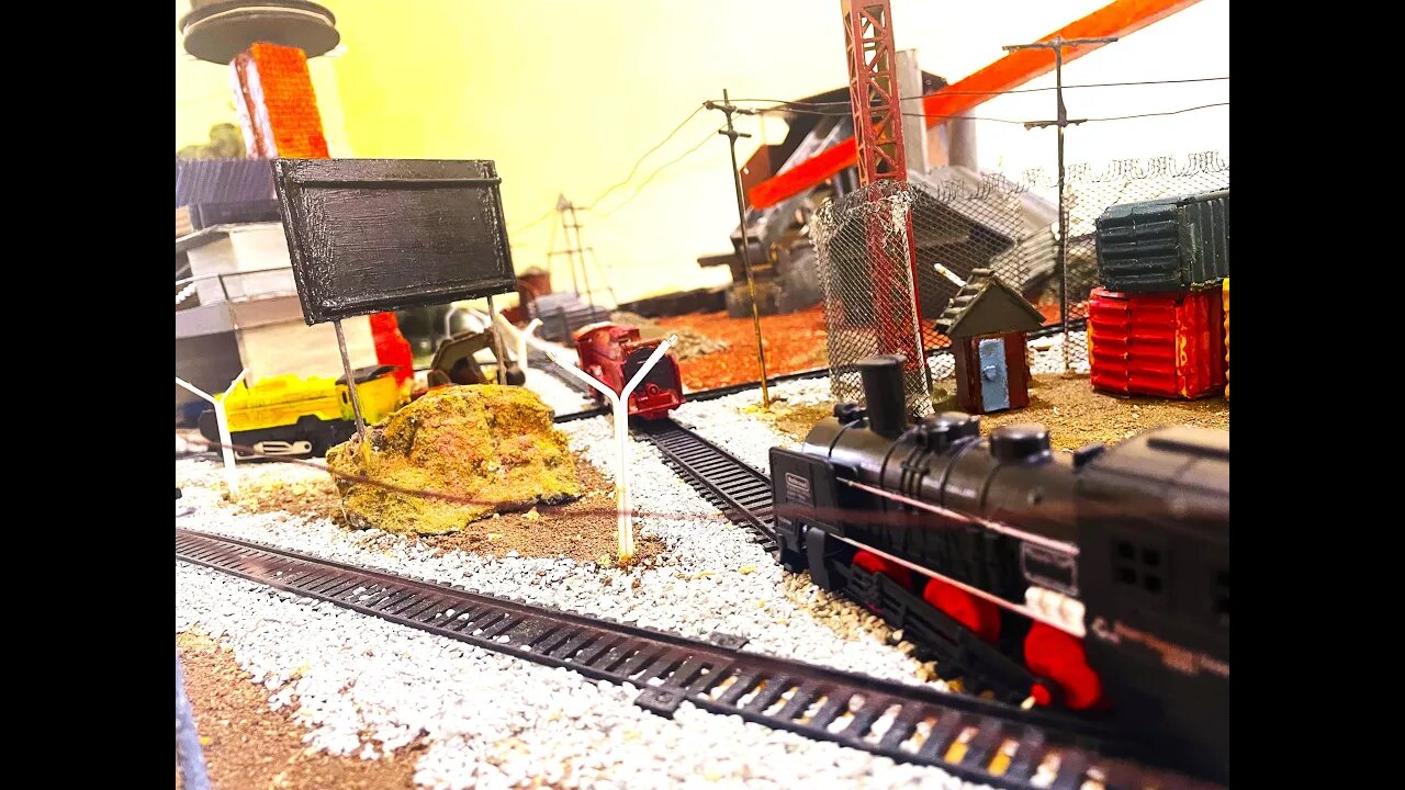 RC Kereta Api Uap Anjlok Saat Menarik Gerbong Kayu Di Perlintasan Diorama