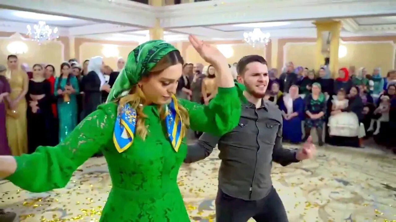 Ловзар! Красивые ДЕВУШКИ ТАНЦУЮТ НА ЧЕЧЕНСКОЙ СВАДЬБЕ!