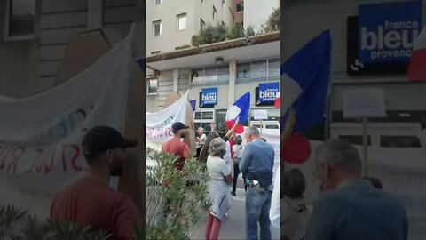 O Povo Grita: Mídias Colaboracionistas! Em Frente a uma Rádio na Provence #França