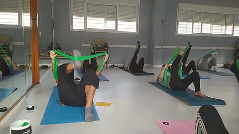 Pilates con goma elastica, equilibrio y control