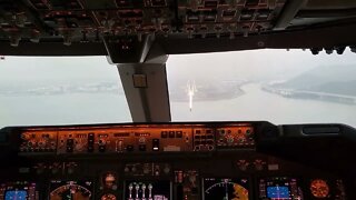 Landing in Hong Kong's rough runway 07R, B747-400