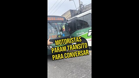 Motoristas de ônibus param o trânsito para conversar.