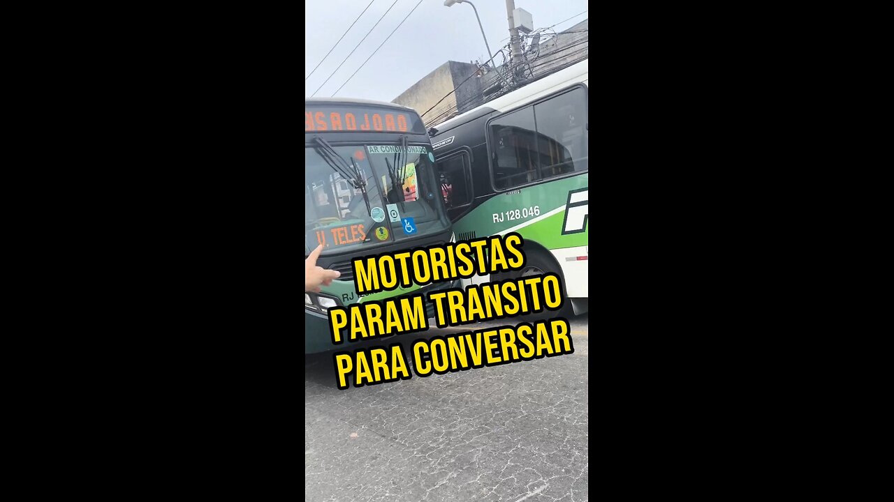 Motoristas de ônibus param o trânsito para conversar.