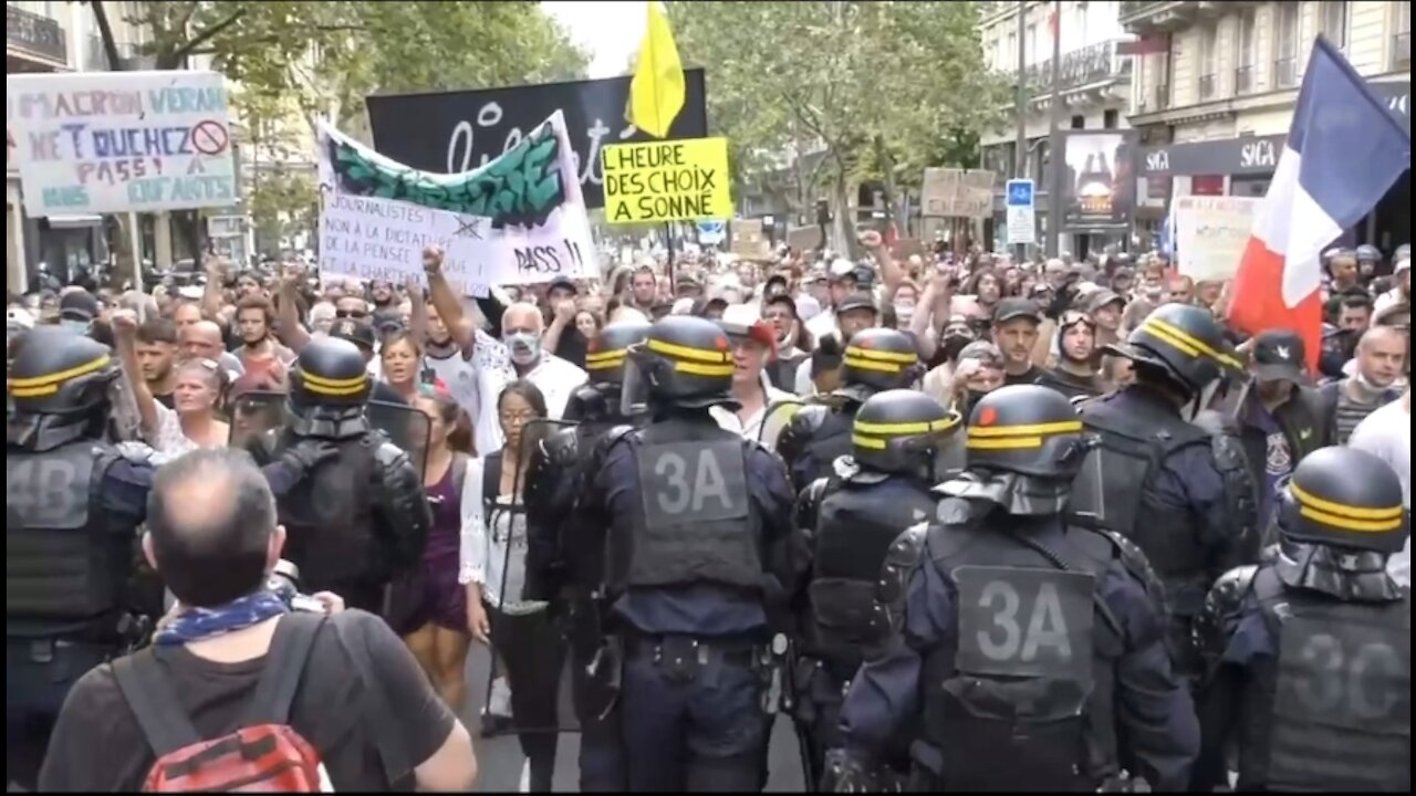 France protest against mandatory vaccines