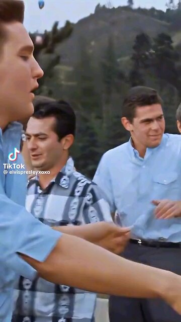 Memorable Musical Encounter: Bob Joyce Pays Tribute to Elvis Presley with an Amazing Performance