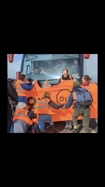 CLIMATE CHANGE ACTIVIST🛗🚧🚎 TRIES TO BLOCK TRAFFIC ON HIGHWAY🚧🛗🚌💫