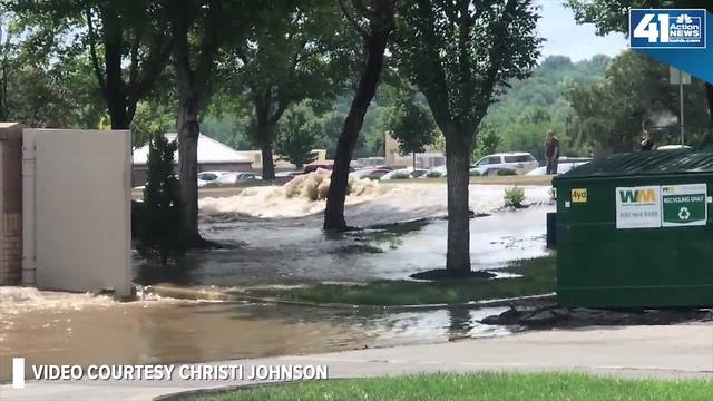 Large water main break in Leawood closes 119th Street
