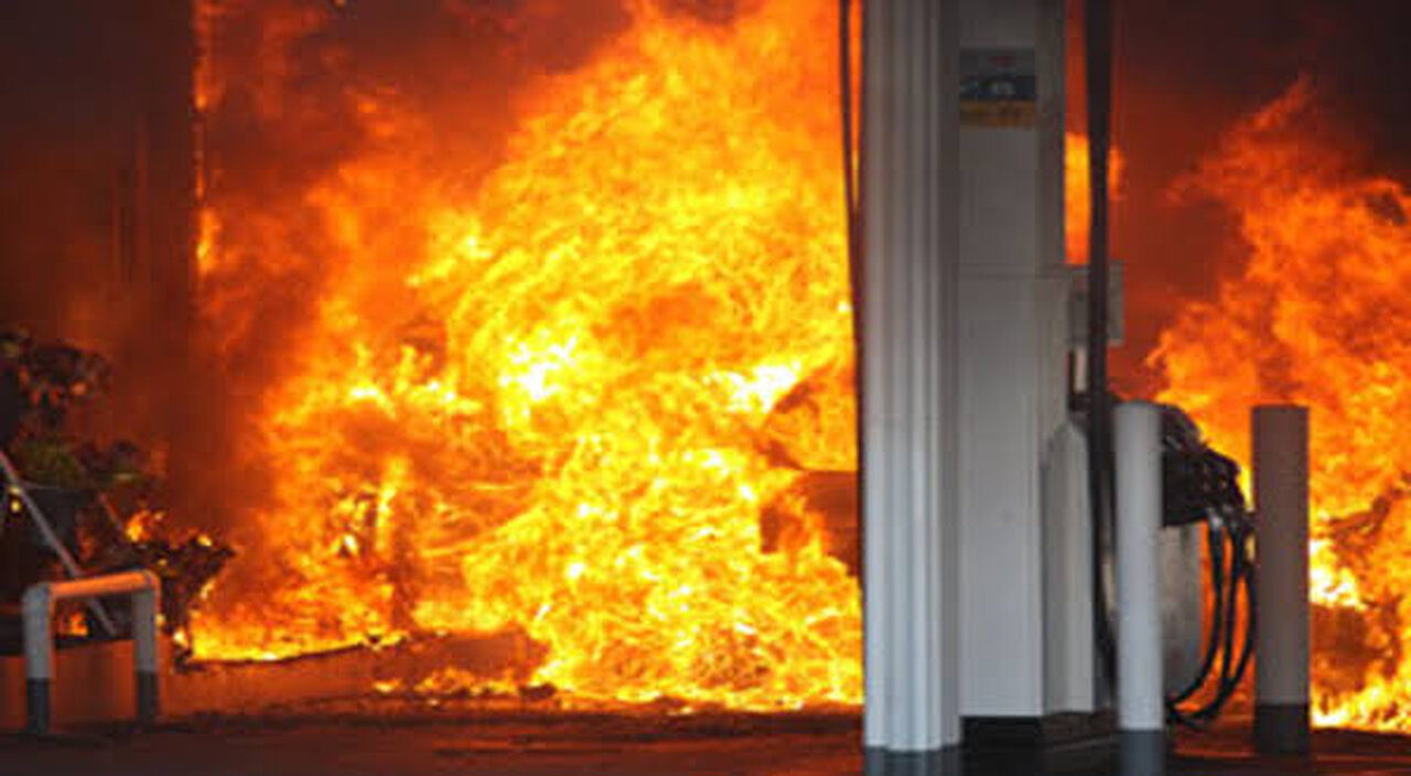 OMG😱 petrol pump caught Fire😱Must Watch☠