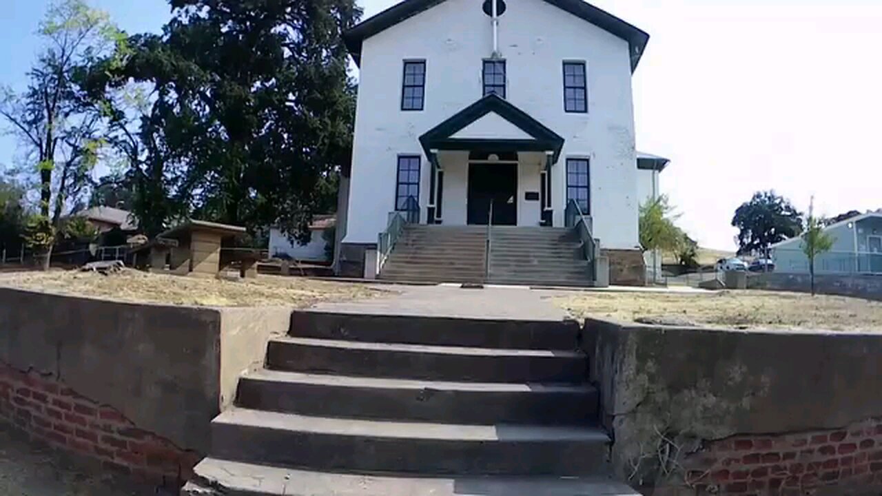 Exploring an Old Abandoned Schoolhouse