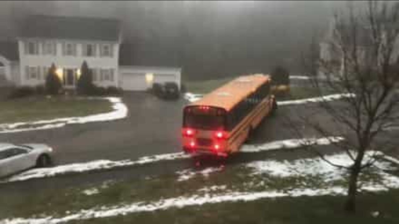 Un bus scolaire perd contrôle sur une route verglacée