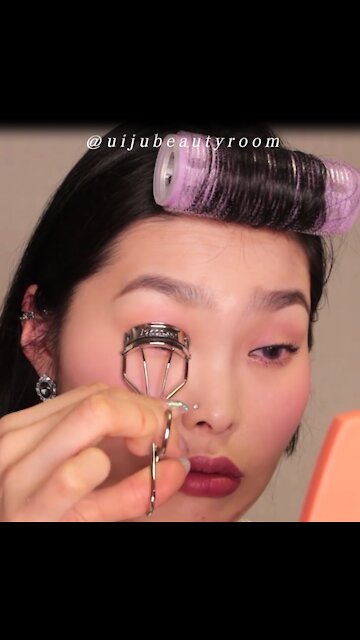 How to curl the dizzy eyelashes !